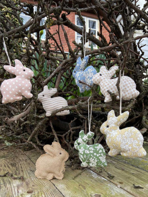 IB Laursen Anhänger Stoffhase Osterhase Hase sitzend braun-weiß kariert