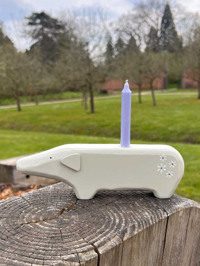 Sandfarbenes Holzschwein Blümchen länglich Kerzenhalter Madleys L23