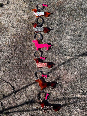 Schlüsselanhänger Dackel Leo Pullover Acryl Kunststoff Messingring