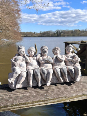 5 Frauen sitzen auf der Mauer Polyresin Figur