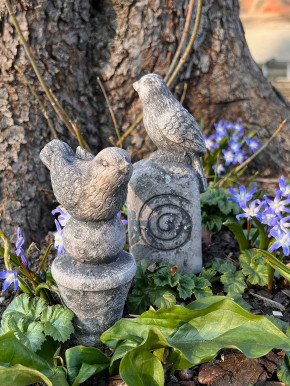 Gartenfigur Vogel Uccello auf Kugelpfosten H14