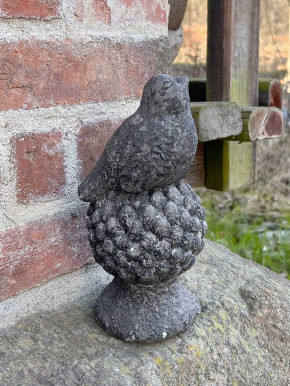 Gartenfigur Vogel auf Zapfen sitzend H22