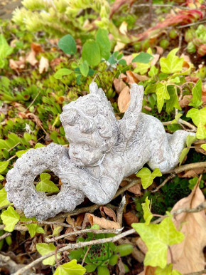 Gartenfigur liegender Engel mit Kranz 15,5 cm