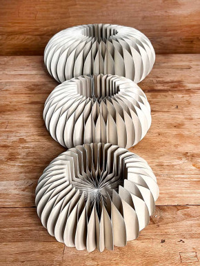 Papiersockel Papierkranz Faltkranz Dacia greige D28 H13