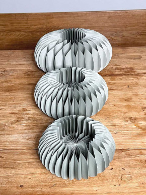 Papiersockel Papierkranz Faltkranz Dacia taubengrau D39 H16.5