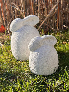 Rustikaler Keramik Osterhase aufrecht Rauhputzoptik lichtgrau H18