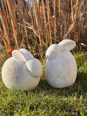 Rustikaler Keramik Osterhase geduckt Rauhputzoptik lichtgrau H18