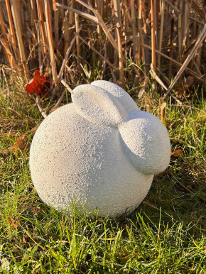 Rustikaler Keramik Osterhase geduckt Rauhputzoptik lichtgrau H18