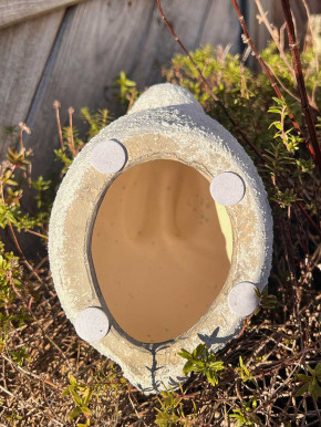 Rustikaler Keramik Osterhase geduckt Rauhputzoptik lichtgrau H18