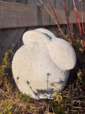 Rustikaler Keramik Osterhase geduckt Rauhputzoptik lichtgrau H24