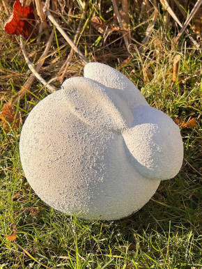 Rustikaler Keramik Osterhase geduckt Rauhputzoptik lichtgrau H18