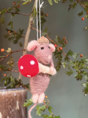 Filzanhänger graue Maus mit Fliegenpilz