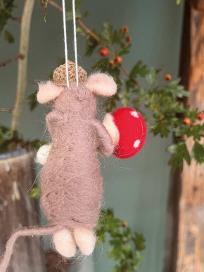 Filzanhänger graue Maus mit Fliegenpilz