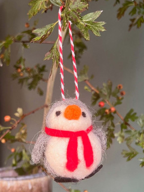 Filzanhänger Pinguin mit rotem Schal