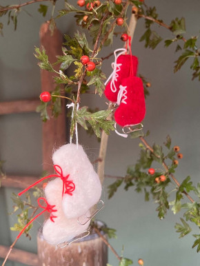 Filzanhänger Schlittschuhe Paar weiss