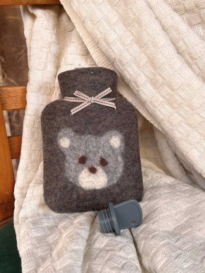 Dorothee Lehnen Miniwärmflasche Bär caracul Hülle Merinowolle gefilzt 0,2l