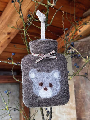 Dorothee Lehnen Miniwärmflasche Bär caracul Hülle Merinowolle gefilzt 0,2l