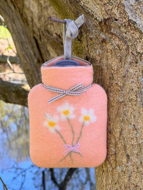 Dorothee Lehnen Miniwärmflasche Blumenstrauß lachs Hülle Merinowolle gefilzt 0,2l