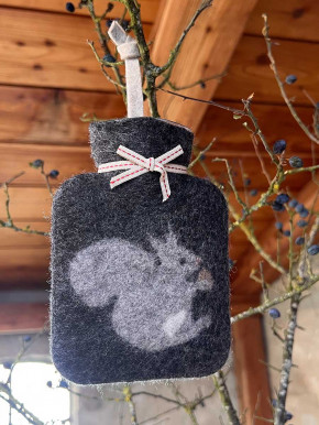 Dorothee Lehnen Miniwärmflasche Eichhörnchen anthrazit Hülle Merinowolle gefilzt 0,2l