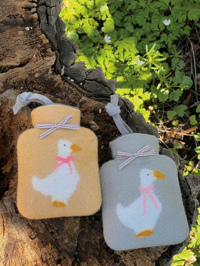 Dorothee Lehnen Miniwärmflasche Gans mit Schleife powdered jade Hülle Merinowolle gefilzt 0,2l