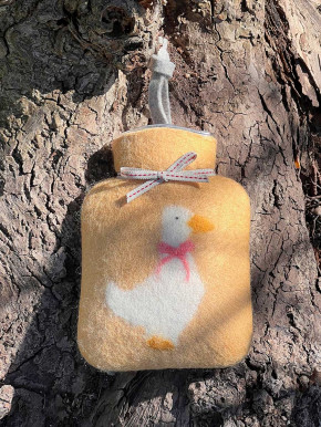Dorothee Lehnen Miniwärmflasche Gans mit Schleife apricot Hülle Merinowolle gefilzt 0,2l
