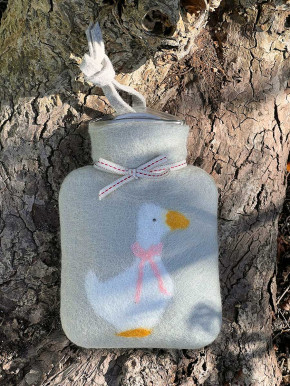 Dorothee Lehnen Miniwärmflasche Gans mit Schleife powdered jade Hülle Merinowolle gefilzt 0,2l