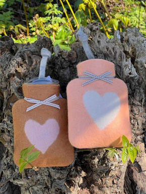 Dorothee Lehnen Miniwärmflasche Herzmotiv cashew dusty rose Hülle Merinowolle gefilzt 0,2l