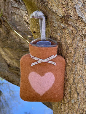 Dorothee Lehnen Miniwärmflasche Herzmotiv cashew dusty rose Hülle Merinowolle gefilzt 0,2l