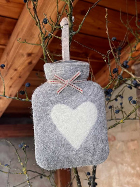 Dorothee Lehnen Miniwärmflasche Herz hellgrau meliert weiß Hülle Merinowolle gefilzt 0,2l