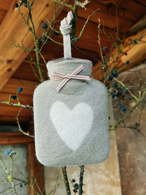 Dorothee Lehnen Miniwärmflasche Herz powdered jade weiß Hülle Merinowolle gefilzt 0,2l