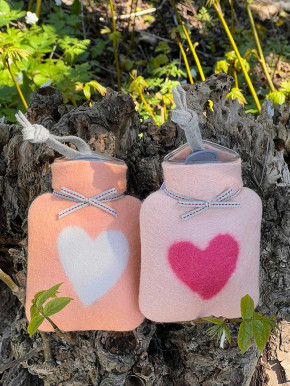 Dorothee Lehnen Miniwärmflasche Herzmotiv lachs weiß Hülle Merinowolle gefilzt 0,2l