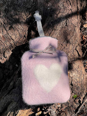 Dorothee Lehnen Miniwärmflasche Herzmotiv soft rose weiß Hülle Merinowolle gefilzt 0,2l