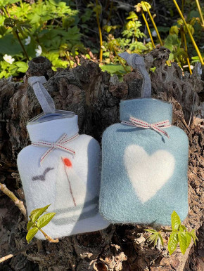 Dorothee Lehnen Miniwärmflasche Herzmotiv storm weiß Hülle Merinowolle gefilzt 0,2l