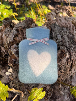 Dorothee Lehnen Miniwärmflasche Herzmotiv storm weiß Hülle Merinowolle gefilzt 0,2l