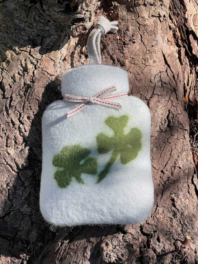 Dorothee Lehnen Miniwärmflasche Klee silver birch Hülle Merinowolle gefilzt 0,2l