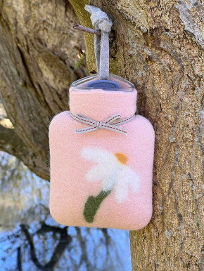 Dorothee Lehnen Miniwärmflasche Margerite rose Hülle Merinowolle gefilzt 0,2l