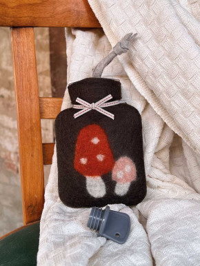 Dorothee Lehnen Miniwärmflasche Pilze dark olive Hülle Merinowolle gefilzt 0,2l