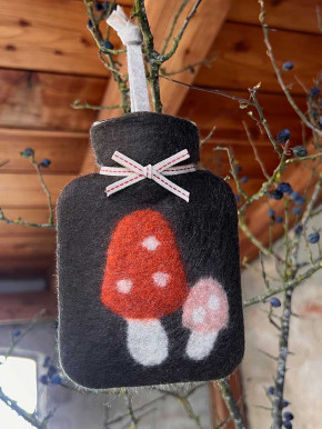 Dorothee Lehnen Miniwärmflasche Pilze dark olive Hülle Merinowolle gefilzt 0,2l