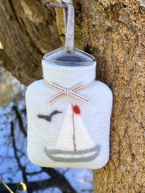 Dorothee Lehnen Miniwärmflasche Segelboot silver birch Hülle Merinowolle gefilzt 0,2l