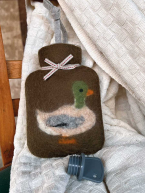 Dorothee Lehnen Miniwärmflasche Stockente green earth Hülle Merinowolle gefilzt 0,2l