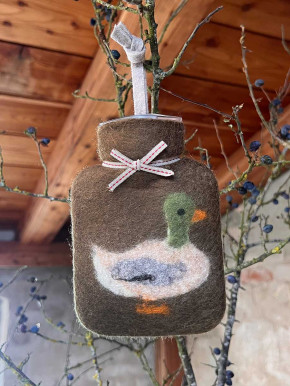 Dorothee Lehnen Miniwärmflasche Stockente green earth Hülle Merinowolle gefilzt 0,2l