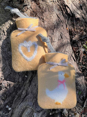 Dorothee Lehnen Miniwärmflasche Gans mit Schleife apricot Hülle Merinowolle gefilzt 0,2l