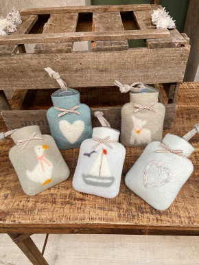 Dorothee Lehnen Miniwärmflasche Gans mit Schleife powdered jade Hülle Merinowolle gefilzt 0,2l