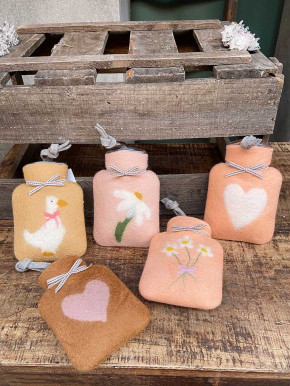 Dorothee Lehnen Miniwärmflasche Gans mit Schleife apricot Hülle Merinowolle gefilzt 0,2l