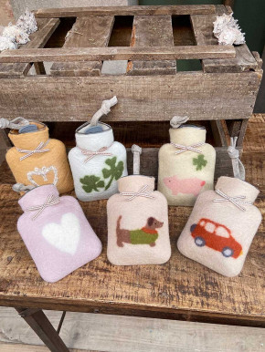 Dorothee Lehnen Miniwärmflasche Herzmotiv soft rose weiß Hülle Merinowolle gefilzt 0,2l