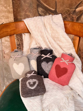 Dorothee Lehnen Miniwärmflasche Herz hellgrau meliert weiß Hülle Merinowolle gefilzt 0,2l